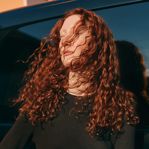 Mannequin aux cheveux roux bouclés